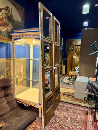 Puertas antiguas con espejos biselados