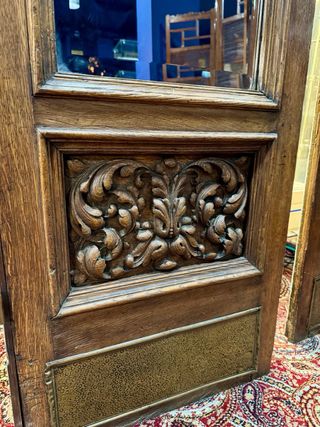 Puertas antiguas con espejos biselados