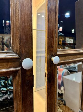 Puertas antiguas con espejos biselados