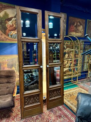 Puertas antiguas con espejos biselados