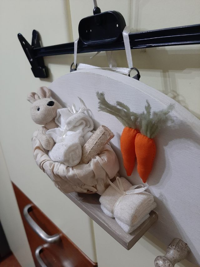 2 quadretti e un appendiabiti