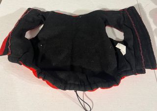 Bomber rosso con cuffie disegnate per cani