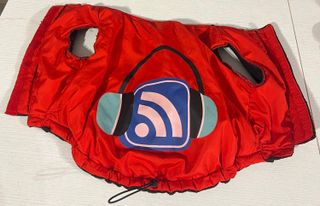 Bomber rosso con cuffie disegnate per cani