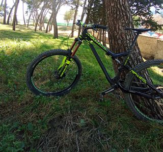 Bicicleta commencal de enduro  
