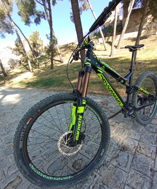 Bicicleta commencal de enduro  
