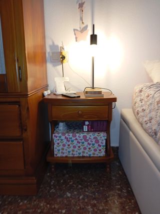 Mesilla de noche de pino