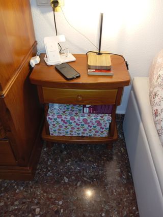 Mesilla de noche de pino