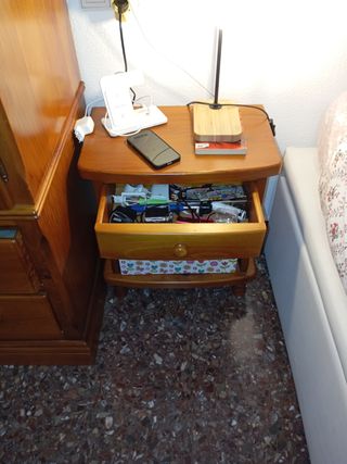 Mesilla de noche de pino