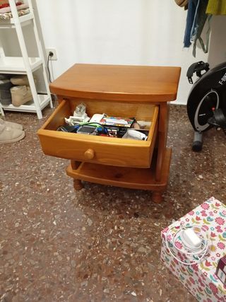 Mesilla de noche de pino