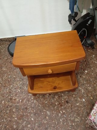 Mesilla de noche de pino