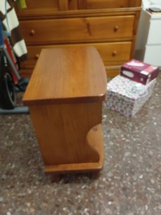 Mesilla de noche de pino