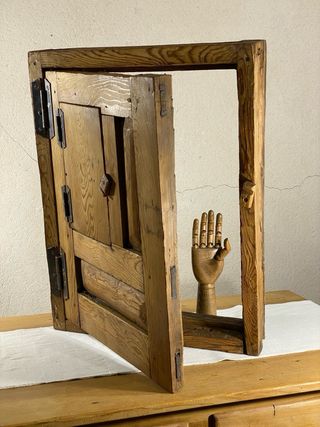 Ventana antigua con mirilla