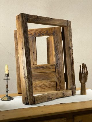 Ventana antigua con mirilla