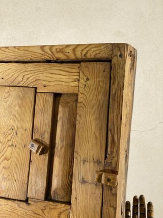 Ventana antigua con mirilla