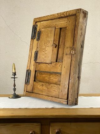 Ventana antigua con mirilla