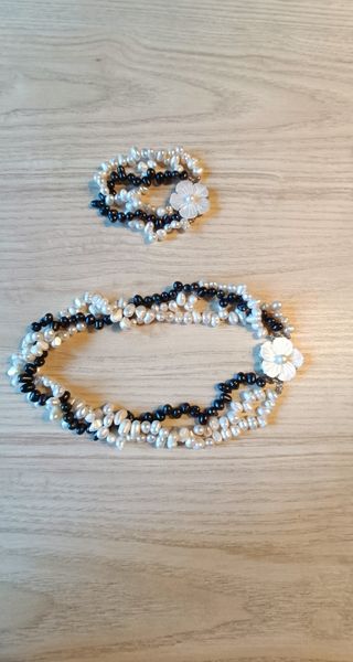 Conjunto de collar y pulsera de nacar.