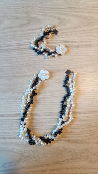 Conjunto de collar y pulsera de nacar.