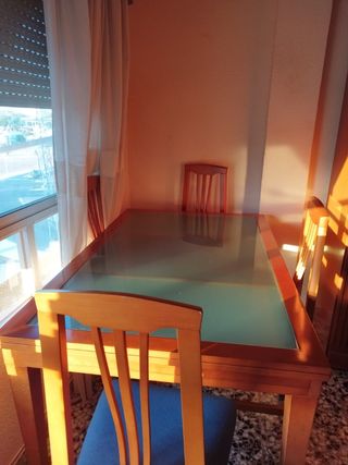Mesa  de comedor de madera grande (extensible) .
