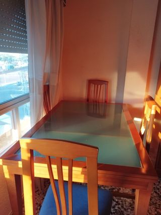 Mesa  de comedor de madera grande (extensible) .