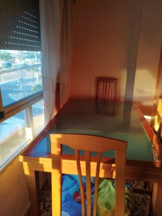 Mesa  de comedor de madera grande (extensible) .