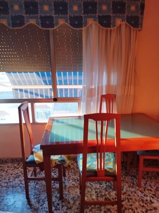 Mesa  de comedor de madera grande (extensible) .