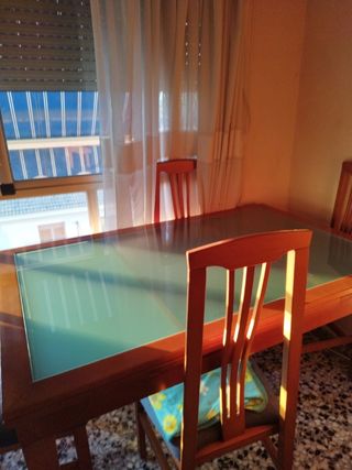 Mesa  de comedor de madera grande (extensible) .