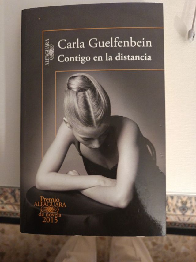 Contigo en la distancia (Premio Alfaguara de novela 2015) (Spanish Edition)