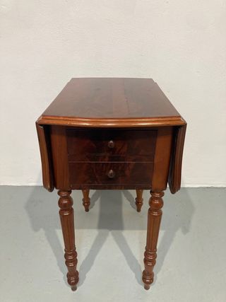 Antiguo costurero restaurado caoba