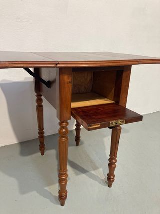 Antiguo costurero restaurado caoba