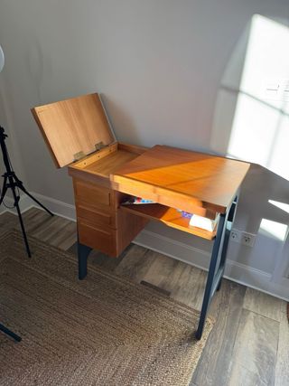 Piccolo tavolo multifunzione, scrivania o manicure