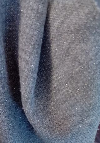 Jersey gris con corazón negro