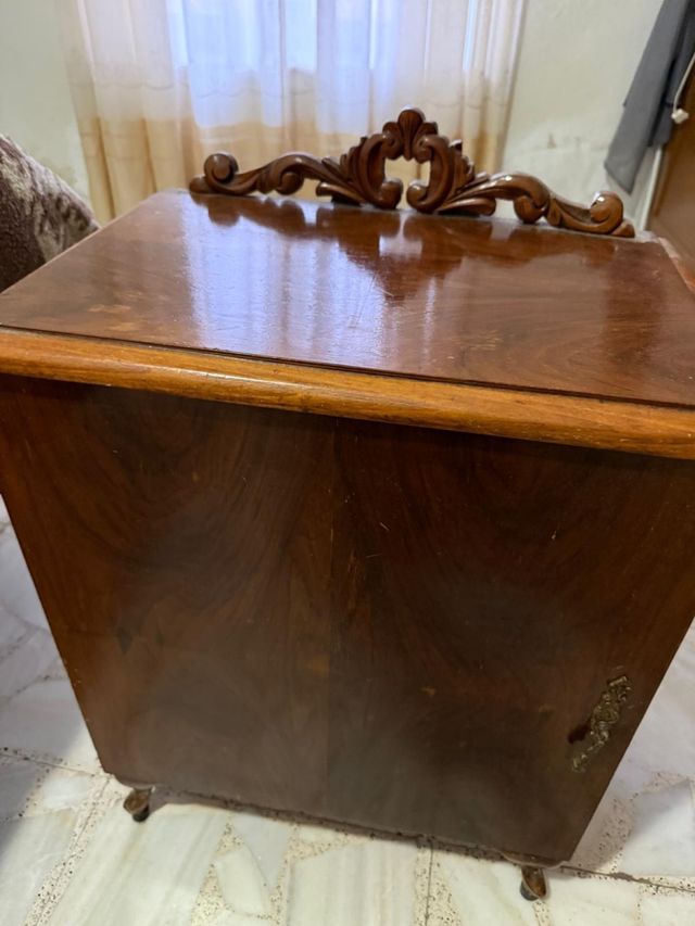 Mesita de madera antigua