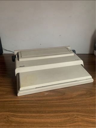 Máquina de escribir eléctrica Olivetti PT 505