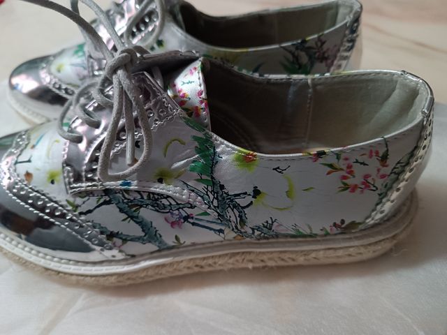 2x1      Zapatos de mujer tipo mocasines.