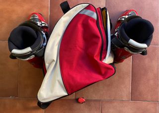Botas ski Atomic y bolsa de viaje.