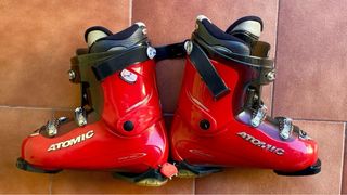 Botas ski Atomic y bolsa de viaje.