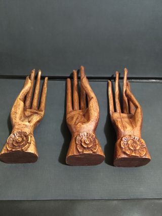 Manos de madera tallada
