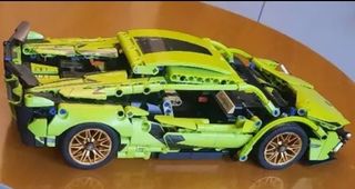 Coche deportivo Verde de construcciones