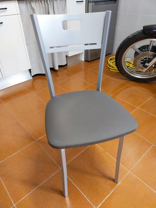 Mesa y cuatro sillas de cocina como nuevas