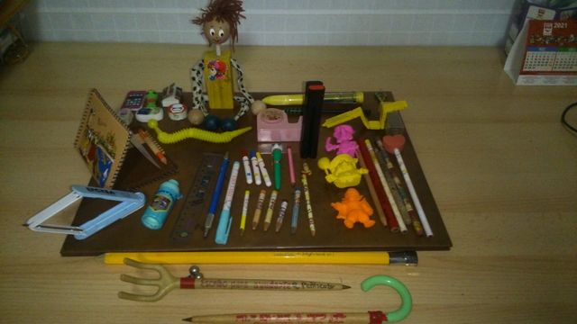 Años 80, lápices, gomas...