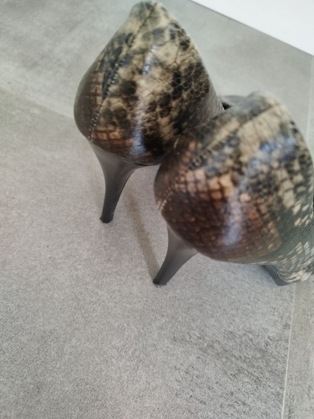 Zapatos marca  BATA serpiente mujer num 39