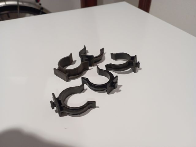 Ganci per zoccolo cucina