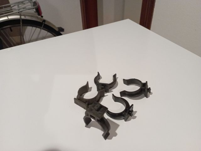 Ganci per zoccolo cucina