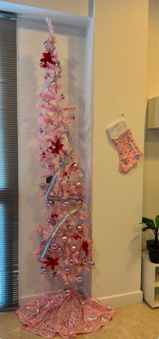Arbol de navidad rosa con faldon y calcetin