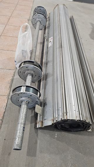 Persiana - Puerta Metálica. Buen Estado.