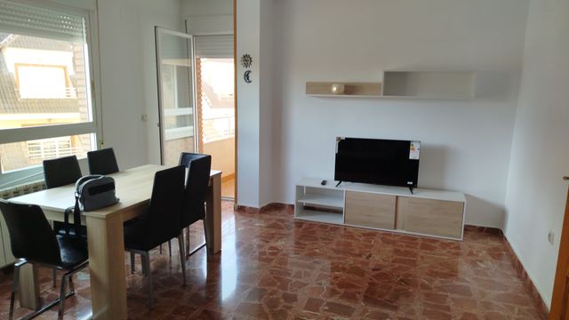 Alquilo habitaciónes compartidas en un piso.