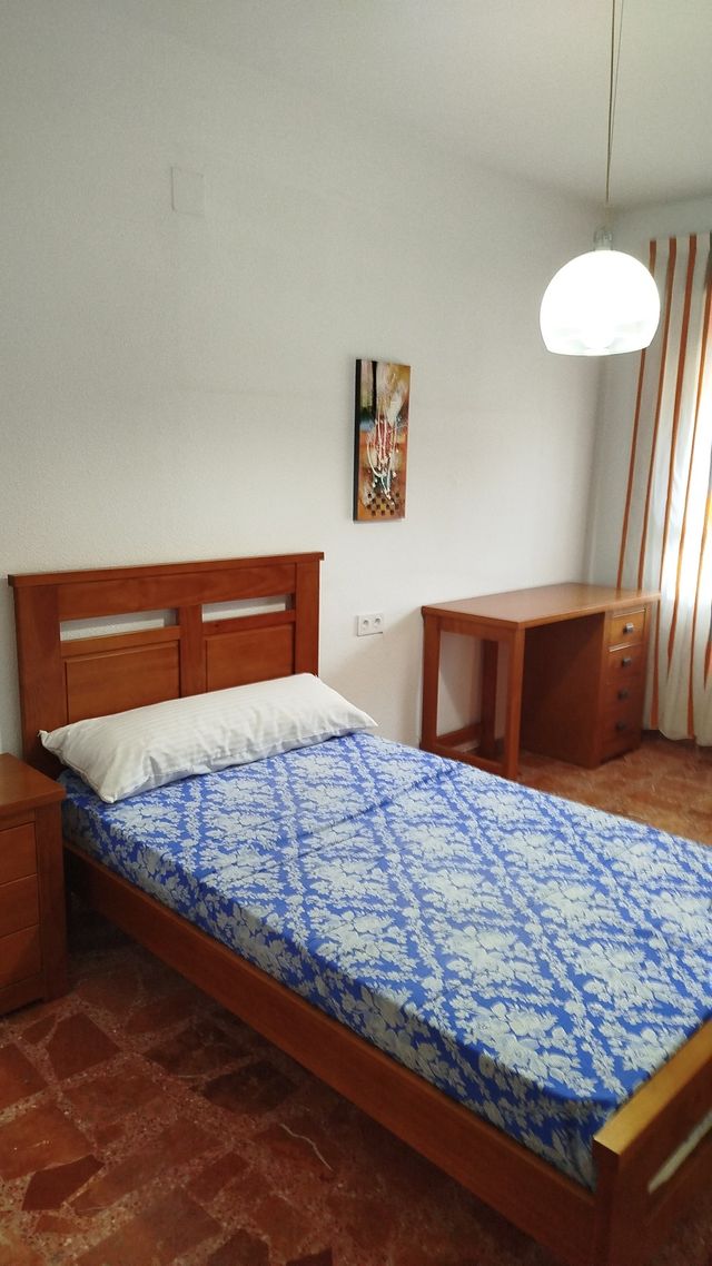 Alquilo habitaciónes compartidas en un piso.