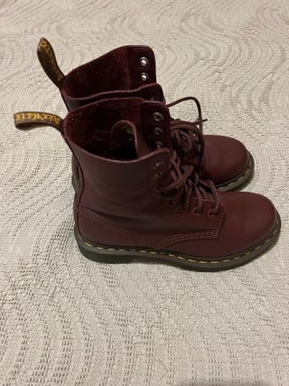 Botas Dr Martens color burdeos  de piel