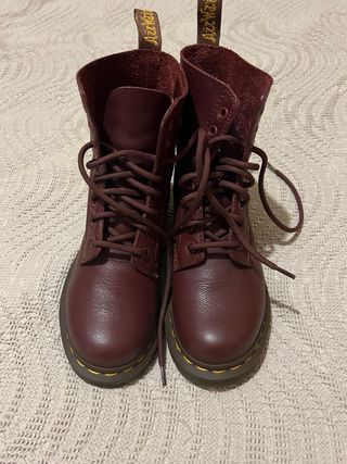 Botas Dr Martens color burdeos  de piel