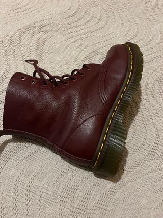 Botas Dr Martens color burdeos  de piel